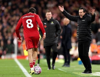 索博斯洛伊在比赛里带球“过”埃梅里来拖延时间,吃到黄牌 索博斯洛伊在比赛里带球“过”埃梅里来拖延时间,吃到黄牌