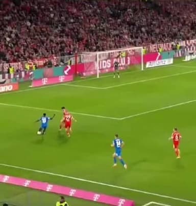 德甲第九轮拜仁慕尼黑三比零击败勒沃库森，新赛季15场全胜！