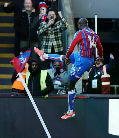 曼联2-1逆转取胜，荷兰射手首次破门助力红魔挺进英超前六_齐尔克泽_马特塔_比赛